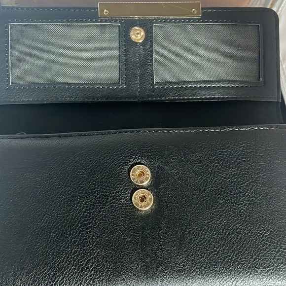 Tahari wallet (IB-2) - Picture 5 of 7
